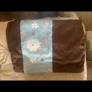 Queen Size comforter set, including 2 pillow shams and bed skirt